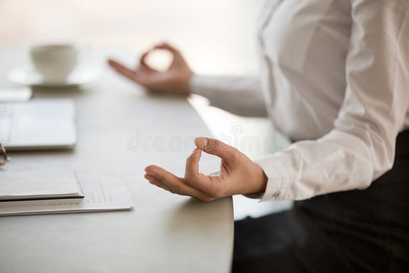 Biurowa medytacja dla zmniejszać praca stresu pojęcie, kobiet ręki