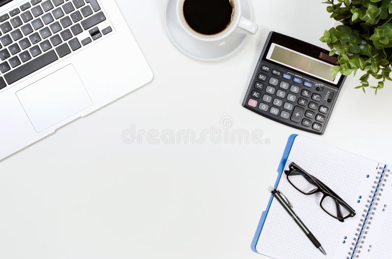 Biurowego biurka stół z laptopu, filiżanki i dostaw odgórnym widokiem, zdjęcie stock Biurowego biurka stół z laptopu, filiżanki i dostaw odgórnym widokiem, zdjęcie stock