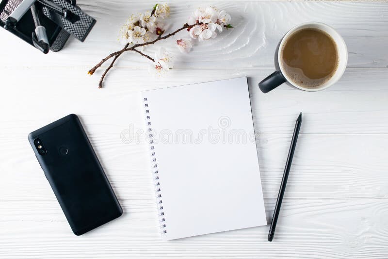 Biurowy materiały, telefon, notatnik, kawa i pensil, pisarz zdjęcia stock Biurowy materiały, telefon, notatnik, kawa i pensil, pisarz zdjęcia stock