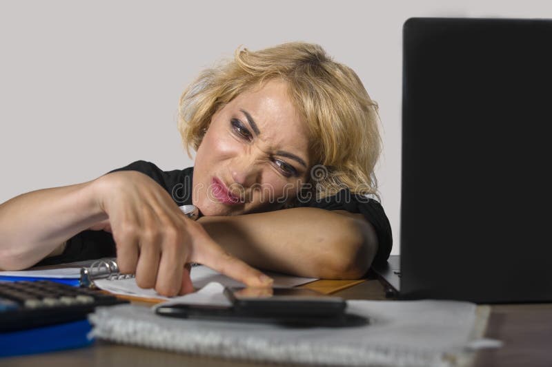 Biurowy portret młody smutny, przygnębiony biznesowej kobiety pracować gnuśny przy laptopu biurka uczucia przyglądającym tho i obrazy royalty free Biurowy portret młody smutny, przygnębiony biznesowej kobiety pracować gnuśny przy laptopu biurka uczucia przyglądającym tho i obrazy royalty free