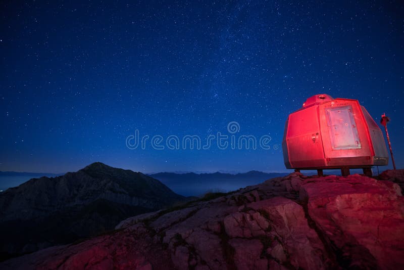 Bivacco rosso nelle montagne alte sotto un bello cielo stellato fotografia stock Bivacco rosso nelle montagne alte sotto un bello cielo stellato fotografia stock
