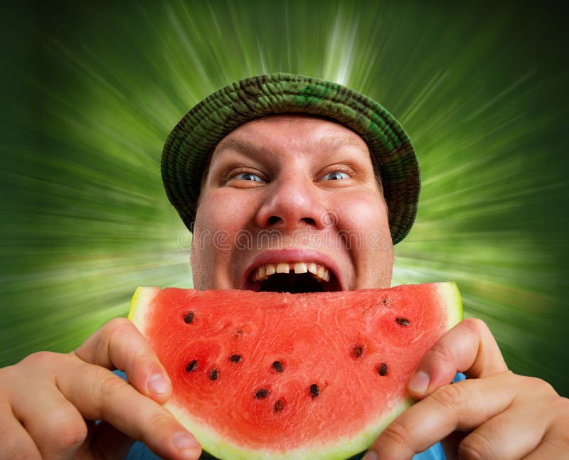 Bizarre mens die watermeloen eten