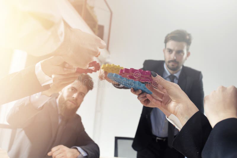 Biznes dru?yna ??czy kawa?ki przek?adnie Pracy zespo?owej, partnerstwa i integraci poj?cie, zdjęcie stock Biznes dru?yna ??czy kawa?ki przek?adnie Pracy zespo?owej, partnerstwa i integraci poj?cie, zdjęcie stock