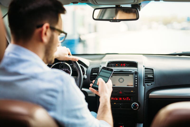 Biznesmen ignoruje zbawczego i texting onmobile telefon podczas gdy jadący zdjęcie stock Biznesmen ignoruje zbawczego i texting onmobile telefon podczas gdy jadący zdjęcie stock