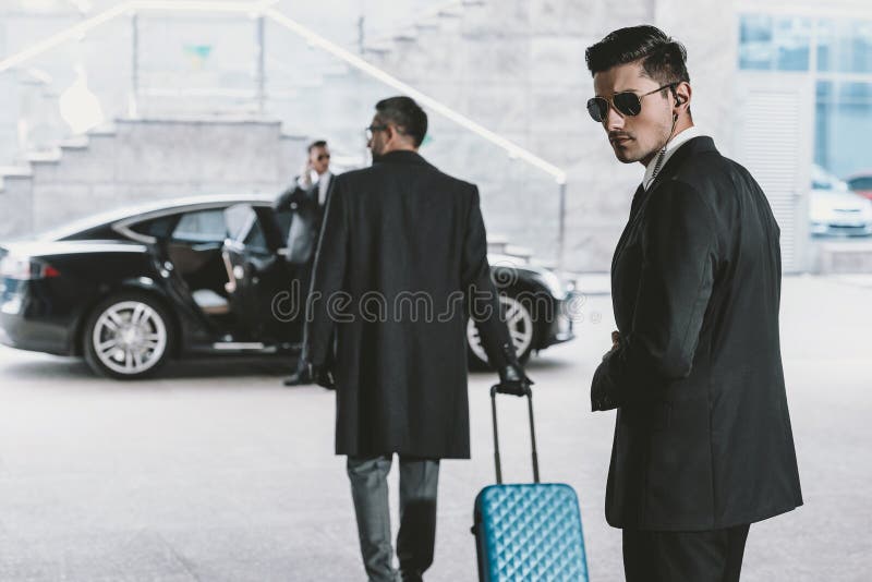 Biznesmen iść z błękit toczącą torbą obrazy stock