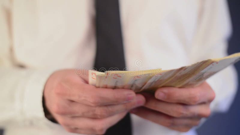 Biznesmen liczy 50 banknotów euro pieniądze Pojęcie pensja i finanse