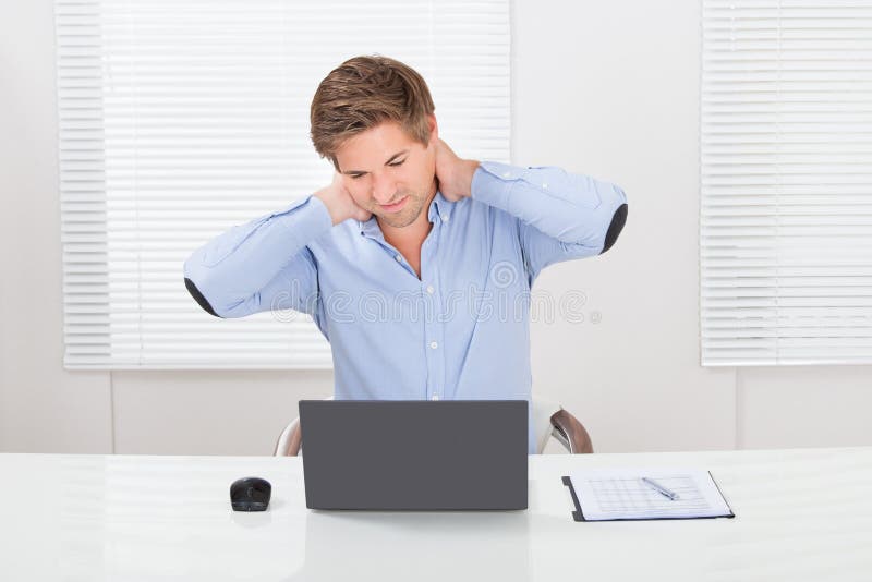 Biznesmen Ma szyja ból Podczas gdy Pracujący Na laptopie obrazy stock Biznesmen Ma szyja ból Podczas gdy Pracujący Na laptopie obrazy stock