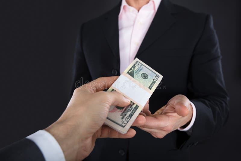 Biznesmen otrzymujący przelew bankowy obrazy stock