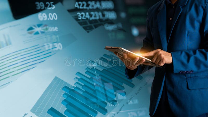 Biznesmen palcowa wzruszająca pastylka z finanse i bankowości zysku wykresem obraz royalty free Biznesmen palcowa wzruszająca pastylka z finanse i bankowości zysku wykresem obraz royalty free