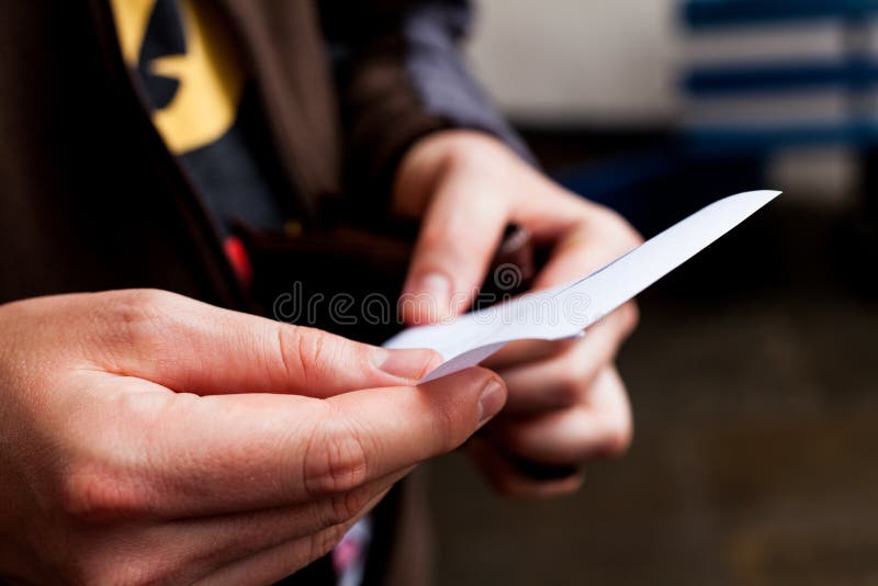 Biznesmen patrzeje pusty papier Pusty biały papier w mężczyzna s rękach Męski mienia prześcieradło papier Istota ludzka trzyma nu fotografia royalty free Biznesmen patrzeje pusty papier Pusty biały papier w mężczyzna s rękach Męski mienia prześcieradło papier Istota ludzka trzyma nu fotografia royalty free