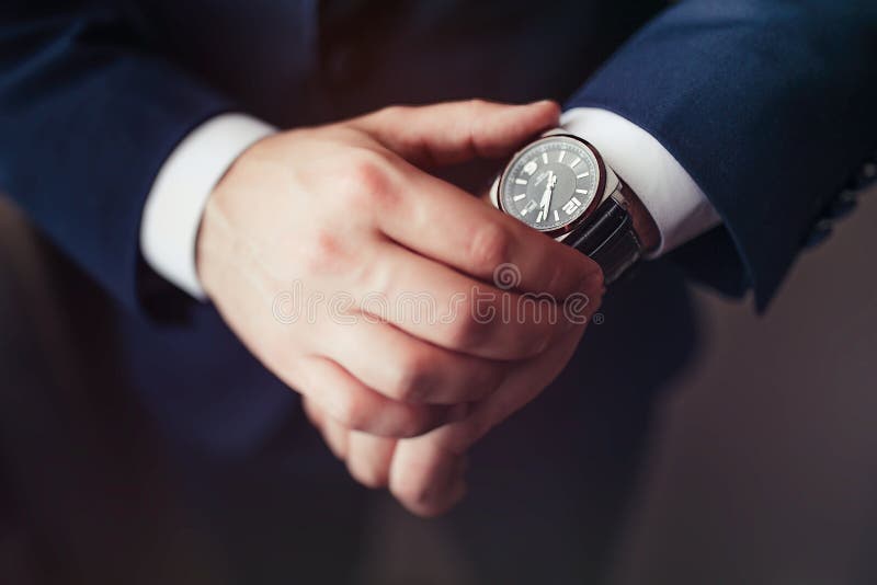Biznesmen patrzeje zegarek na jego nadgarstku zbliżeniu obraz stock Biznesmen patrzeje zegarek na jego nadgarstku zbliżeniu obraz stock