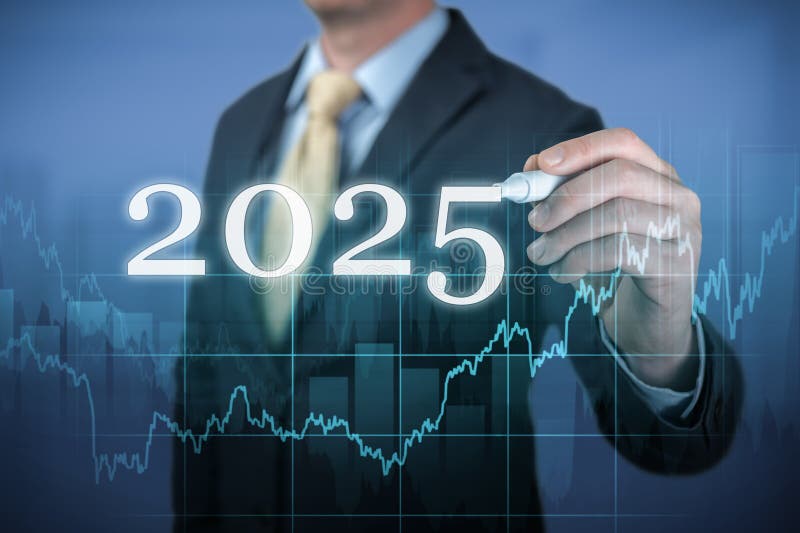 Biznesmen pisze rok 2025 na wykresie wzrostu gospodarczego. planowanie wyzwań związanych z szansami sprzedaży i strategii biznesow zdjęcia royalty free