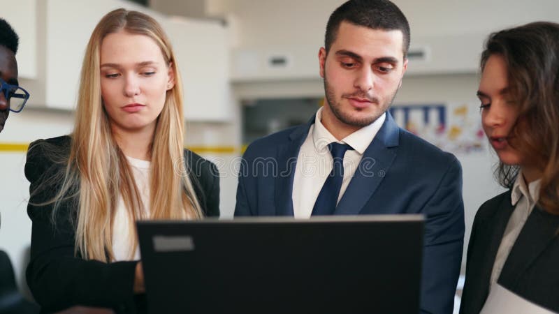 Biznesmen pokazuje dane na temat laptopa. międzynarodowi partnerzy biznesowi omawiają wyniki projektu na spotkaniu w