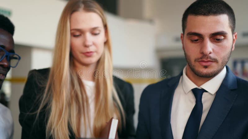 Biznesmen pokazuje dane na temat laptopa. międzynarodowi partnerzy biznesowi omawiają wyniki projektu na spotkaniu w