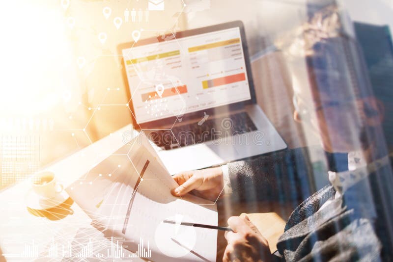 Biznesmen pracuje przy biurem na laptopie Mężczyzna trzyma papierowych dokumenty w rękach Pojęcie cyfrowy ekran, wirtualny fotografia stock Biznesmen pracuje przy biurem na laptopie Mężczyzna trzyma papierowych dokumenty w rękach Pojęcie cyfrowy ekran, wirtualny fotografia stock