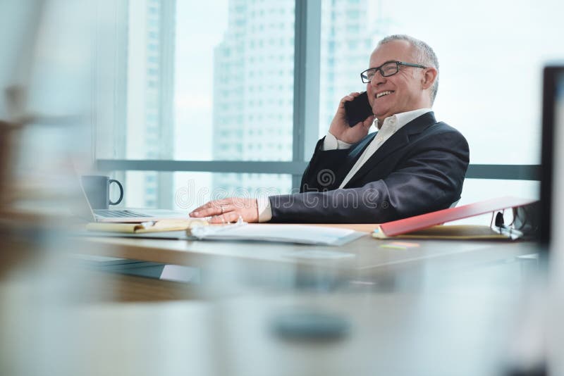 Biznesmen Pracuje W biurze Z komputerem I Opowiada Na telefonie obrazy stock Biznesmen Pracuje W biurze Z komputerem I Opowiada Na telefonie obrazy stock
