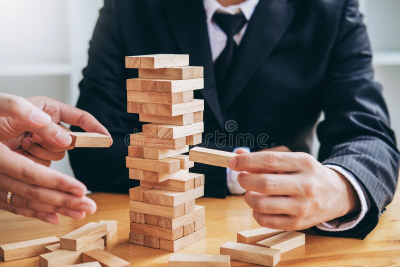 Biznesmen strategia w biznesowym domino skutka rozwi? zywanie problem? w i plan obrazy royalty free