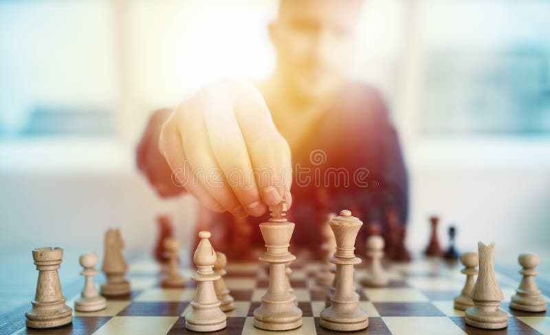 Biznesmen sztuka z szachową grze pojęcie strategia biznesowa i taktyka obrazy royalty free