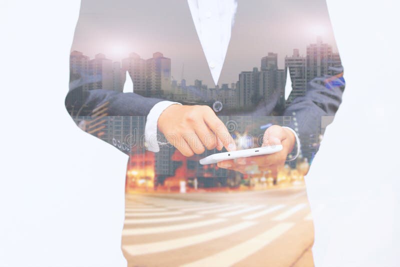 Biznesmen używa mobilnego mądrze telefon zdjęcia stock Biznesmen używa mobilnego mądrze telefon zdjęcia stock