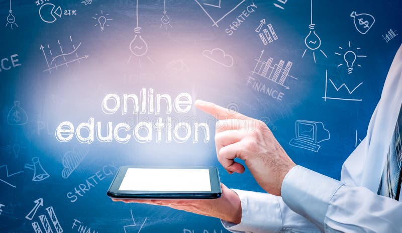 Biznesmen używa nowożytnego pastylka komputer osobistego i odciskanie edukaci Online ikonę na wirtualnym ekranie zdjęcia stock Biznesmen używa nowożytnego pastylka komputer osobistego i odciskanie edukaci Online ikonę na wirtualnym ekranie zdjęcia stock