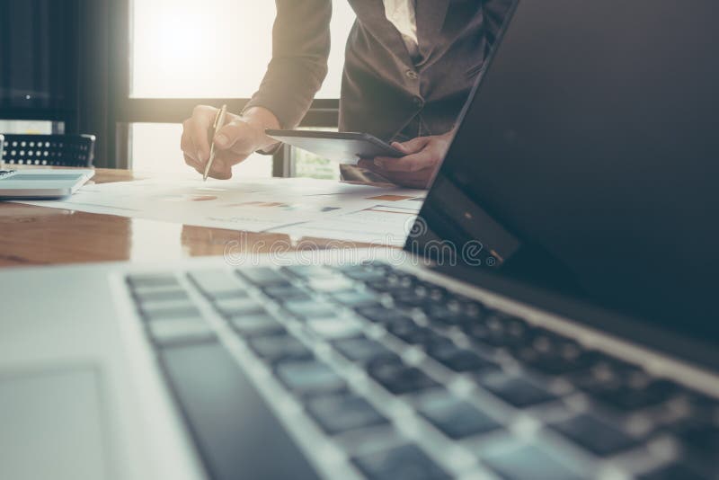 Biznesmen używa pastylkę i laptop pracować z financ zdjęcie royalty free Biznesmen używa pastylkę i laptop pracować z financ zdjęcie royalty free