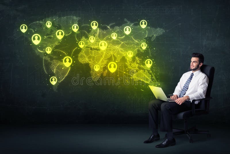 Biznesmen w biurze z laptopu i socjalny sieci światową mapą obrazy royalty free Biznesmen w biurze z laptopu i socjalny sieci światową mapą obrazy royalty free