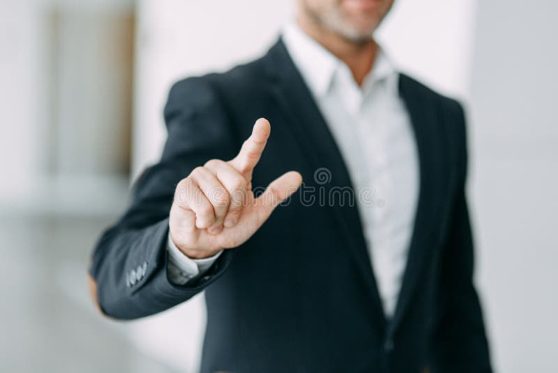 Biznesmen wskazuje jego palec przy ekranem, prasami i klepnięciami, obrazy stock Biznesmen wskazuje jego palec przy ekranem, prasami i klepnięciami, obrazy stock