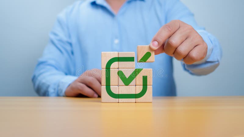 Biznesmen wybrać zielony poprawny znak wydrukowany na drewnianym bloku w celu zatwierdzenia koncepcji propozycji projektu biznesow obraz stock