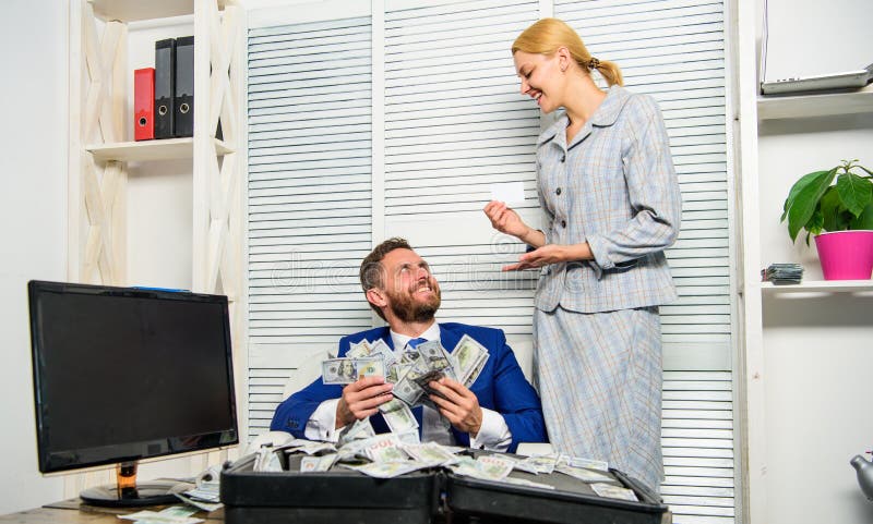 Biznesmen z gotówkowym klientem bank Biurowego kierownika administrator trzyma bank kartę Mężczyzna właściciel biznesu siedzi biu obraz stock Biznesmen z gotówkowym klientem bank Biurowego kierownika administrator trzyma bank kartę Mężczyzna właściciel biznesu siedzi biu obraz stock