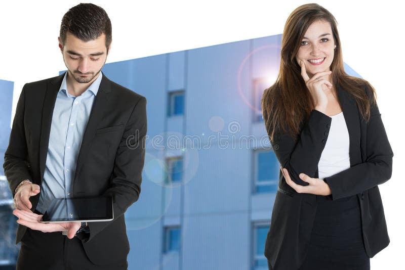 Biznesmena i bizneswomanu nieruchomość z pastylka przodem nowożytny biuro w wielki wierza obrazy royalty free Biznesmena i bizneswomanu nieruchomość z pastylka przodem nowożytny biuro w wielki wierza obrazy royalty free