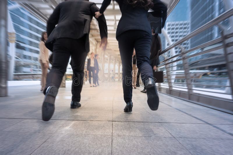 Biznesmena i kobiety spieszny obiecujący w biznesowym miasta stre zdjęcia stock Biznesmena i kobiety spieszny obiecujący w biznesowym miasta stre zdjęcia stock