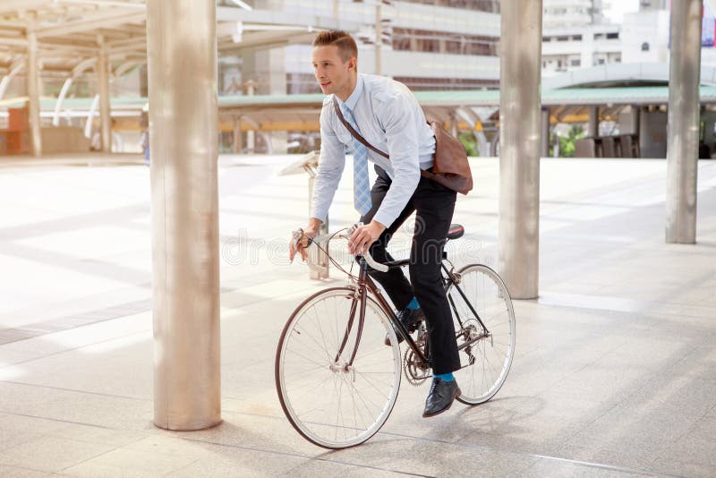 Biznesmena jeździecki bicykl pracować na miastowej ulicie w ranku transport i zdrowy zdjęcia royalty free Biznesmena jeździecki bicykl pracować na miastowej ulicie w ranku transport i zdrowy zdjęcia royalty free