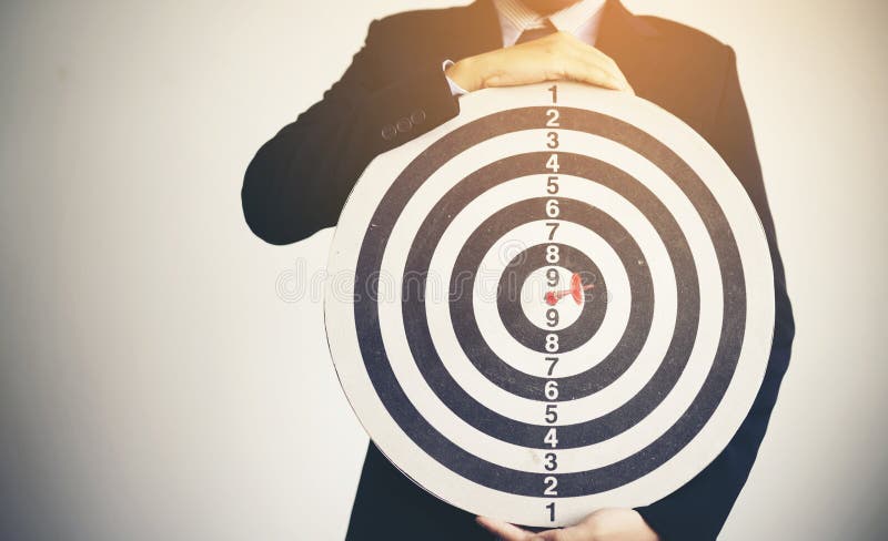 Biznesmena mienia dartboard z strza?kami celuje cel zdjęcia stock Biznesmena mienia dartboard z strza?kami celuje cel zdjęcia stock
