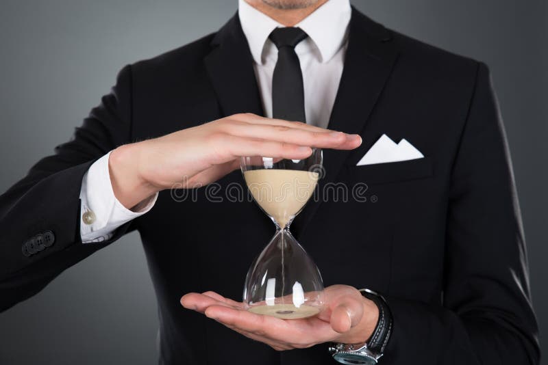 Biznesmena mienia hourglass fotografia stock Biznesmena mienia hourglass fotografia stock