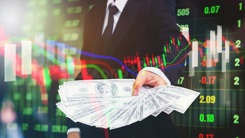 Biznesmena mienia pieniądze dolara amerykańskiego rachunki na cyfrowym akcyjnym marke zdjęcia royalty free Biznesmena mienia pieniądze dolara amerykańskiego rachunki na cyfrowym akcyjnym marke zdjęcia royalty free