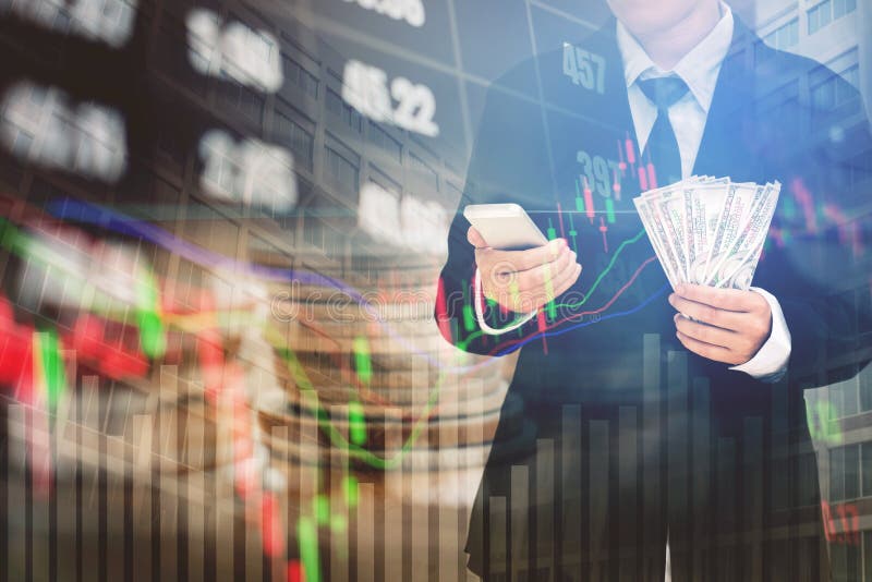 Biznesmena mienia pieniądze dolara amerykańskiego rachunki na cyfrowym akcyjnym marke zdjęcia stock Biznesmena mienia pieniądze dolara amerykańskiego rachunki na cyfrowym akcyjnym marke zdjęcia stock