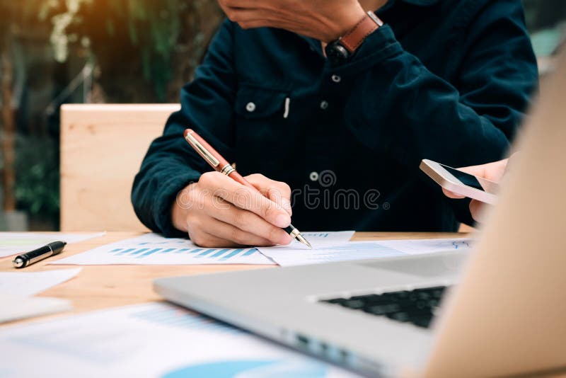 Biznesmena mienia pióro i wskazywać papierowej mapy zbiorczego analizuje rocznego biznesowego raport z używać laptop przy izbowym zdjęcie royalty free Biznesmena mienia pióro i wskazywać papierowej mapy zbiorczego analizuje rocznego biznesowego raport z używać laptop przy izbowym zdjęcie royalty free