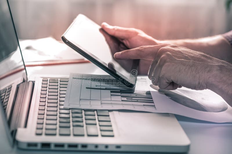 biznesmena obliczeń środowiska pieniężny laptopu miejsce pracy Dane nauka Omnichannel fotografia stock biznesmena obliczeń środowiska pieniężny laptopu miejsce pracy Dane nauka Omnichannel fotografia stock
