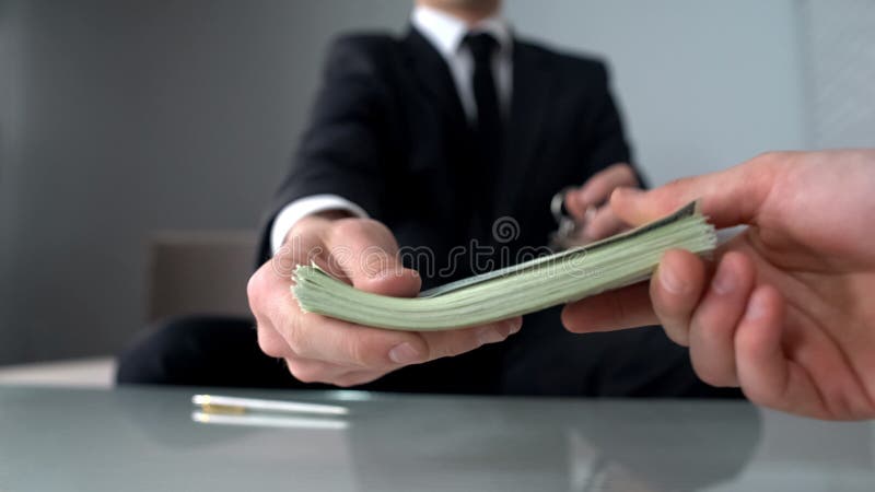 Biznesmena odbiorczy pieniądze dla nieruchomości, biuro dla czynszu lub sprzedaż, inwestycja fotografia royalty free Biznesmena odbiorczy pieniądze dla nieruchomości, biuro dla czynszu lub sprzedaż, inwestycja fotografia royalty free