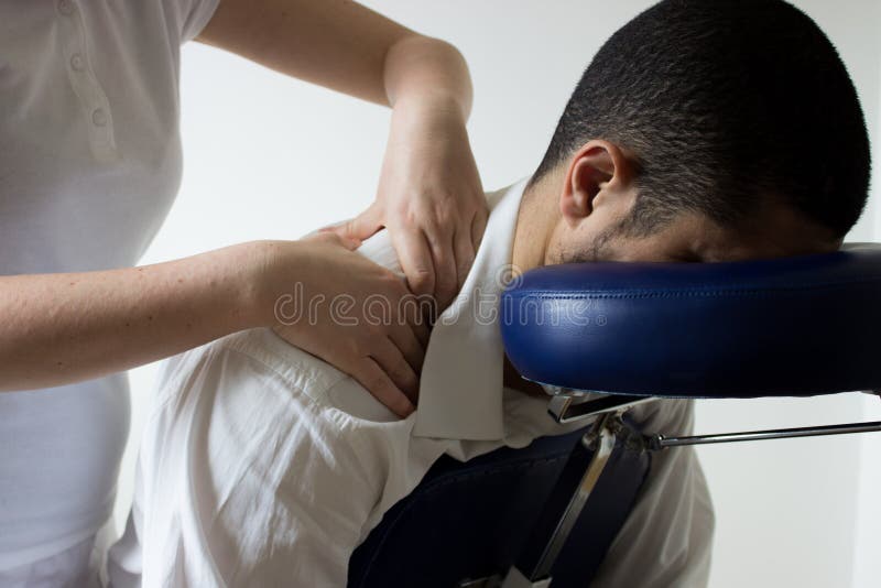 Biznesmena odbiorczy shiatsu na masażu krześle obraz royalty free