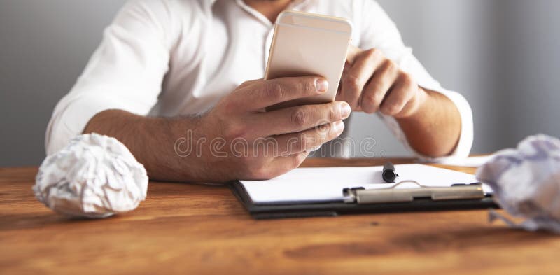 Biznesmena pomysł marszczący papierowy telefon fotografia stock