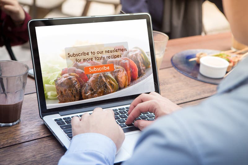 Biznesmena robić prenumeruje karmowego blog używać laptop, komputer/ zdjęcie stock Biznesmena robić prenumeruje karmowego blog używać laptop, komputer/ zdjęcie stock