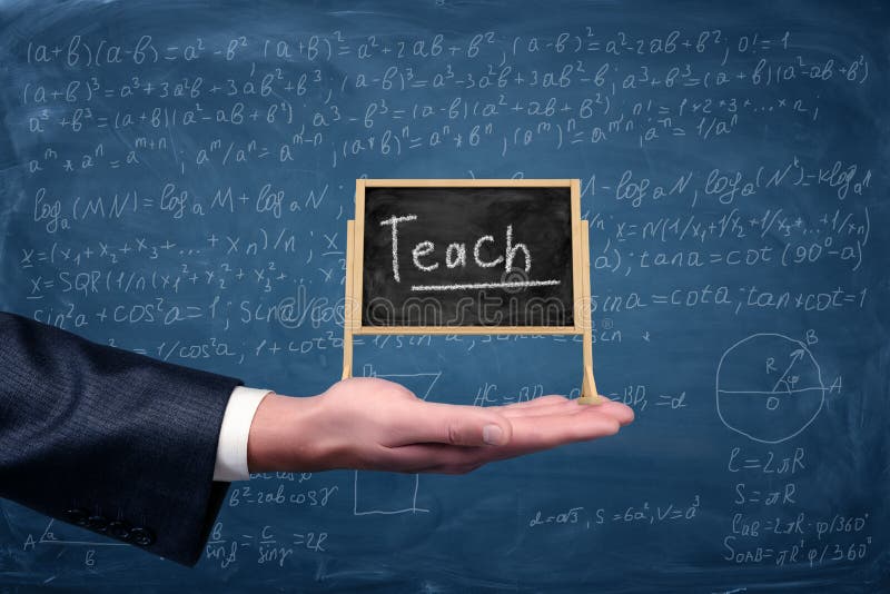 Biznesmena ` s ręka trzyma małego sztalugi blackboard z słowem Uczy na nim z równaniami na tle