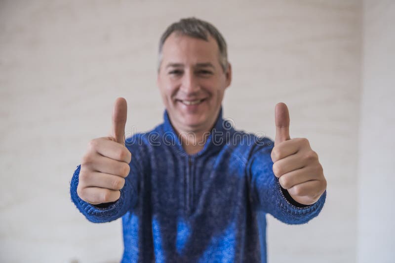 biznesmena twarzy ostrość seans jego selekcyjny znak thumb selekcyjny Selekcyjna ostrość obraz stock biznesmena twarzy ostrość seans jego selekcyjny znak thumb selekcyjny Selekcyjna ostrość obraz stock