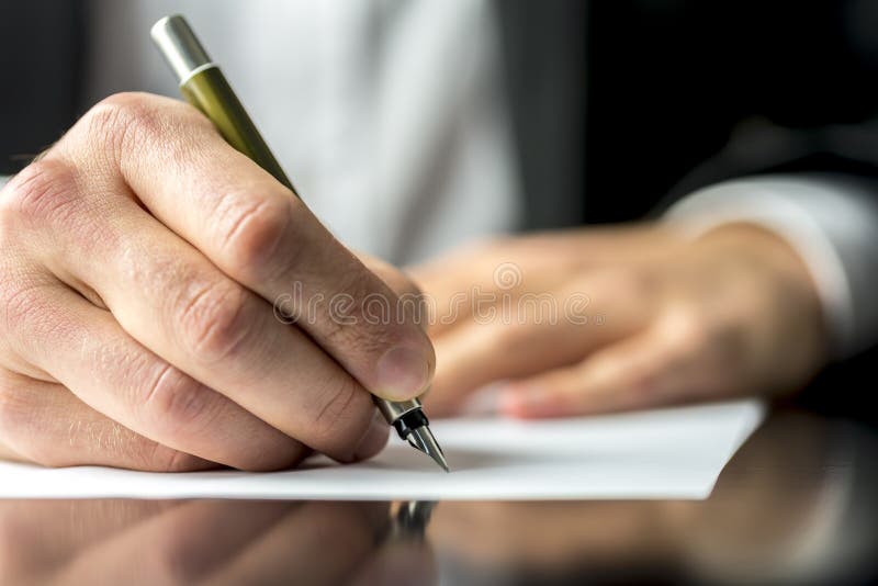 Biznesmena writing lub podpisywanie dokument