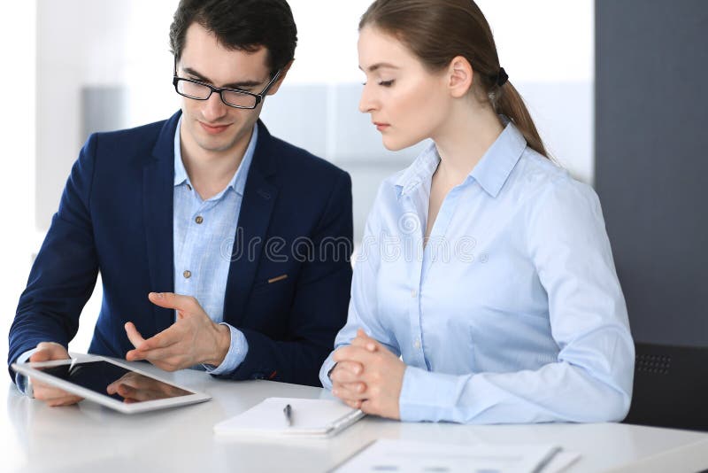 Biznesmeni i kobieta u?ywa pastylka komputer w nowo?ytnym biurze Koledzy lub firma kierownicy przy miejsce pracy partnery obrazy stock Biznesmeni i kobieta u?ywa pastylka komputer w nowo?ytnym biurze Koledzy lub firma kierownicy przy miejsce pracy partnery obrazy stock
