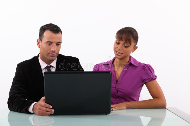 Biznesmeni patrzeje laptop obrazy stock Biznesmeni patrzeje laptop obrazy stock