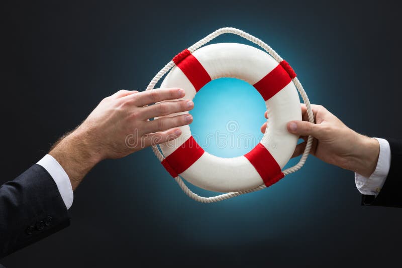 Biznesmeni Przechodzi Lifebuoy Nad Błękitnym tłem zdjęcie royalty free Biznesmeni Przechodzi Lifebuoy Nad Błękitnym tłem zdjęcie royalty free