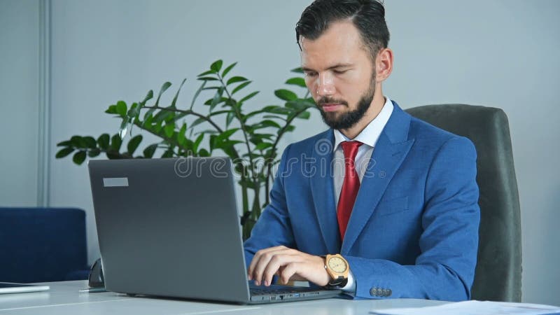 Biznesmeni Siedzący W Biurze I Pisający Na Laptopie