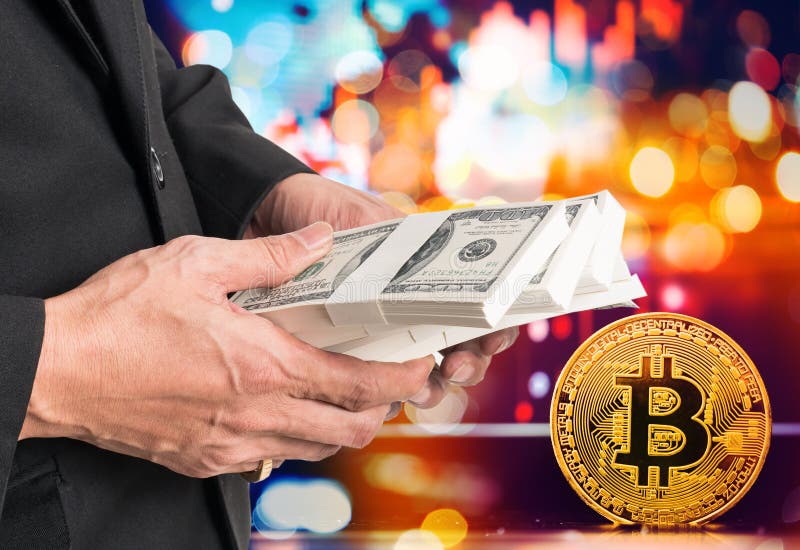 Biznesmeni trzymają duże ilości cyfrowa waluta dla bitcoin obraz royalty free Biznesmeni trzymają duże ilości cyfrowa waluta dla bitcoin obraz royalty free
